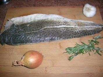 Skreitranchen auf der Haut gebraten an Graupenrisotto und geschmorten Kirschtomaten - Rezept - Bild Nr. 3