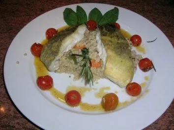 Skreitranchen auf der Haut gebraten an Graupenrisotto und geschmorten Kirschtomaten - Rezept