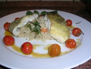 Skreitranchen auf der Haut gebraten an Graupenrisotto und geschmorten Kirschtomaten - Rezept - Bild Nr. 4