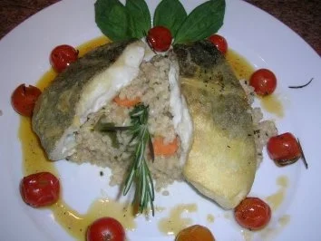 Skreitranchen auf der Haut gebraten an Graupenrisotto und geschmorten Kirschtomaten - Rezept - Bild Nr. 2