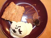 Warme Birnen überbacken mit Haselnussbaiser an Vanilleeis - Rezept