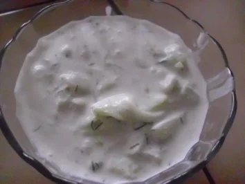 Rezept: Gurkensalat mit cremiger Sauce Gurkensalat mit cremiger Sauce - Rezept