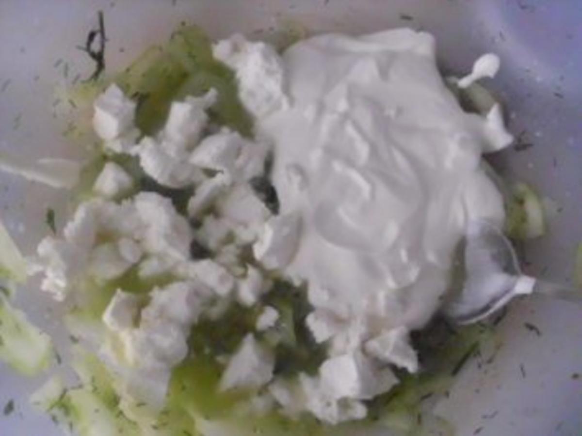 Gurkensalat mit cremiger Sauce - einfach - von gabi-63 Gurkensalat mit cremiger Sauce - einfach - von gabi-63