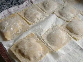 Mettwurstmaultaschen mit Kartoffel-Thymian-Sauce - Rezept - Bild Nr. 3