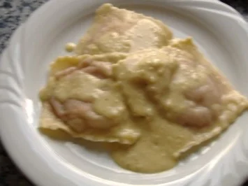 Mettwurstmaultaschen mit Kartoffel-Thymian-Sauce - Rezept