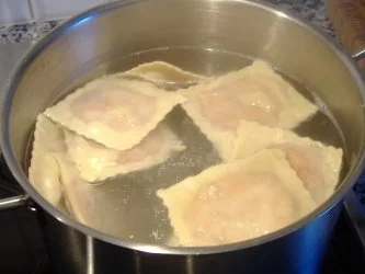 Mettwurstmaultaschen mit Kartoffel-Thymian-Sauce - Rezept - Bild Nr. 6