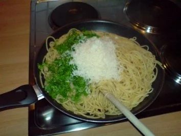 Rezept: Spaghetti mit Peperoni-Knoblauch-Öl Bild Nr. 5 Spaghetti mit Peperoni-Knoblauch-Öl - Rezept - Bild Nr. 5
