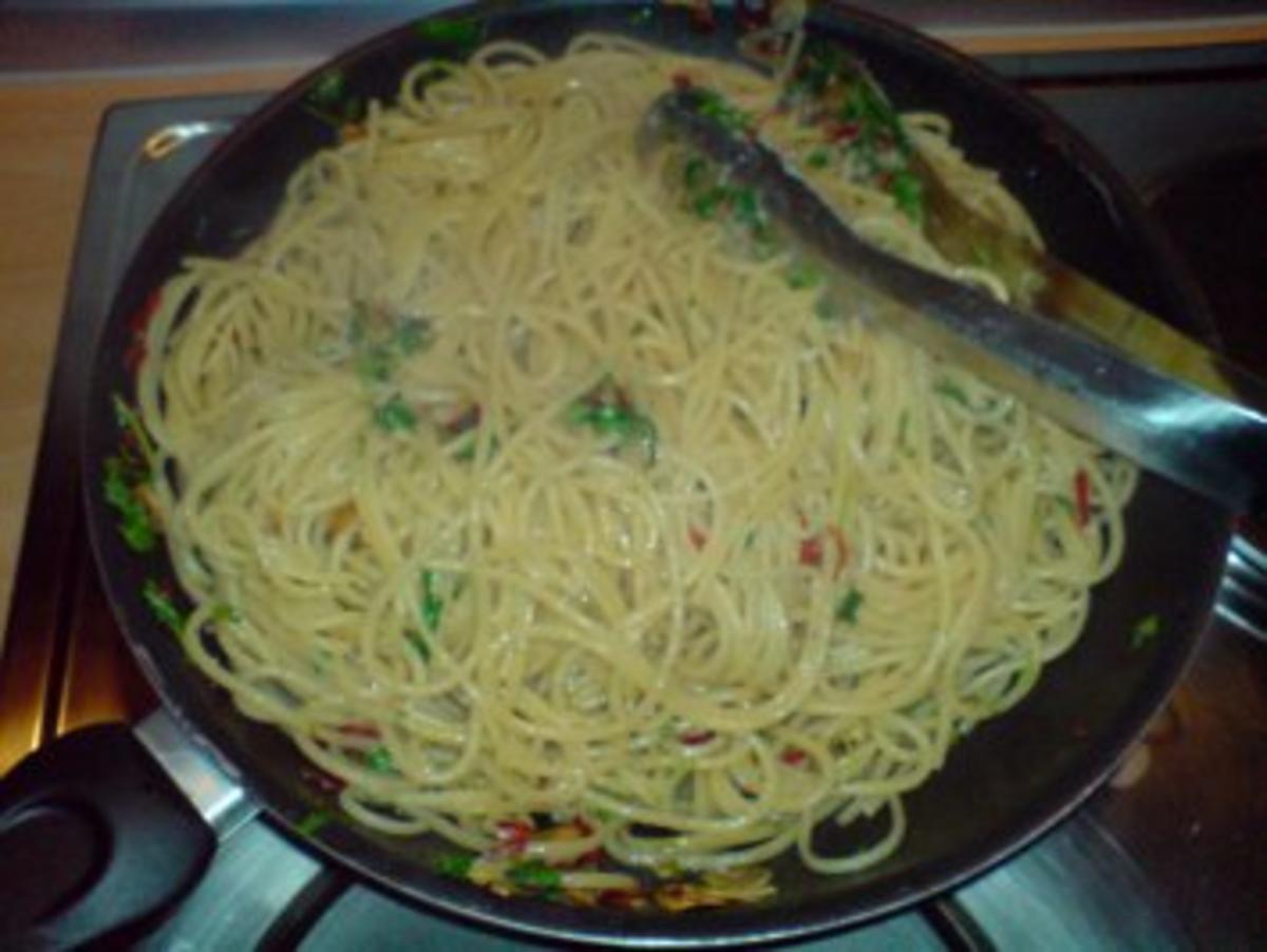 Spaghetti mit Peperoni-Knoblauch-Öl - Rezept - Bild Nr. 6