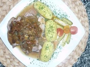 Geschmorte Putenkeule an Pinot Grigio-Pilzsauce zu Salzkartoffeln - Rezept