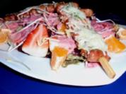 Fruchtiger Frühlingssalat mit Würstchenspieße und Himbeerdressing - Rezept