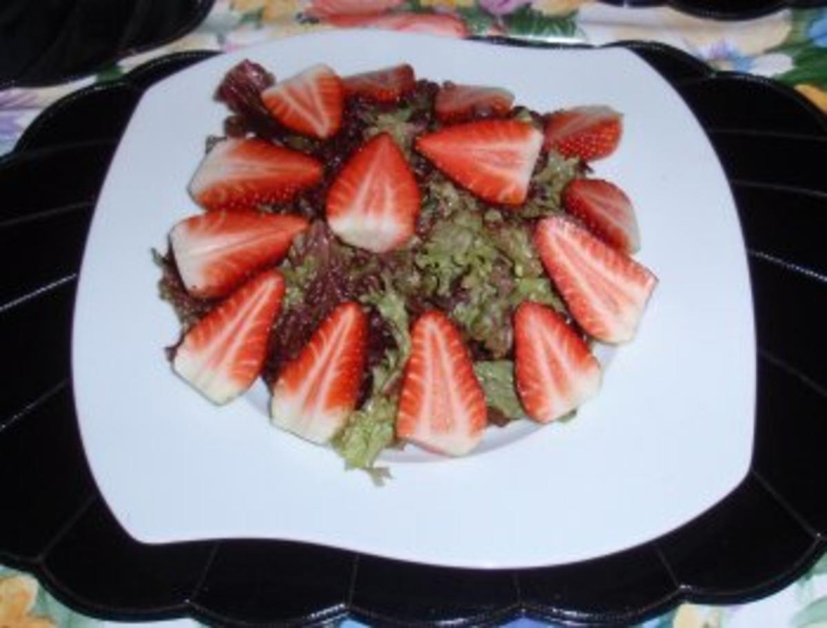 Fruchtiger Frühlingssalat mit Würstchenspieße und Himbeerdressing - Rezept - Bild Nr. 3