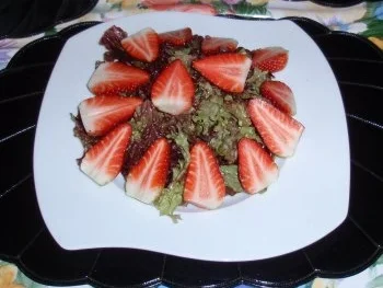 Rezept: Fruchtiger Frühlingssalat mit Würstchenspieße und Himbeerdressing Bild Nr. 3 Fruchtiger Frühlingssalat mit Würstchenspieße und Himbeerdressing - Rezept - Bild Nr. 3