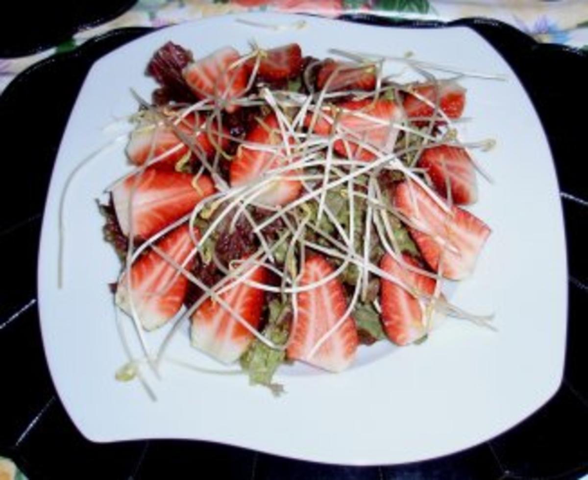 Fruchtiger Frühlingssalat mit Würstchenspieße und Himbeerdressing - Rezept - Bild Nr. 4