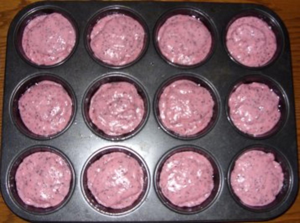 Kleingebäck - Rote-Grütze-Muffins mit Mohn - Rezept - Bild Nr. 2