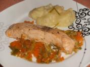 im Gemüsebett gedünstete Lachsfilets - Rezept