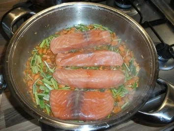 im Gemüsebett gedünstete Lachsfilets - Rezept - Bild Nr. 4