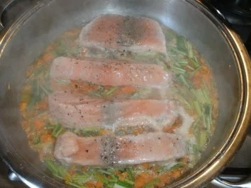 im Gemüsebett gedünstete Lachsfilets - Rezept - Bild Nr. 5