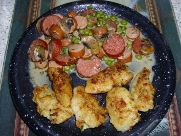 Wurst-Erbsen-Gulasch mit gebratenen Röstzwiebel-Knödeln - Rezept