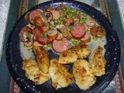 Wurst-Erbsen-Gulasch mit gebratenen Röstzwiebel-Knödeln - Rezept