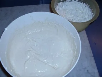 Amaretto-Sahne-Torte (garniert mit Marion's Amarena-Kirschen) - Rezept - Bild Nr. 4