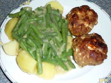 Buletten mit Bohnengemüse auf Salzkartoffeln - Rezept