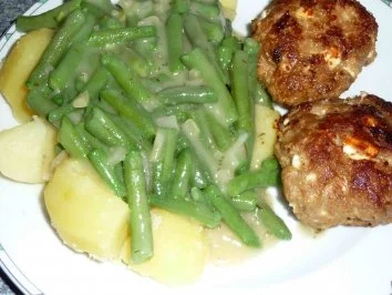 Buletten mit Bohnengemüse auf Salzkartoffeln - Rezept - Bild Nr. 5