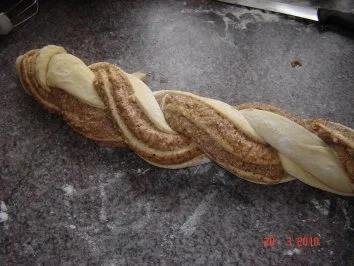 Kuchen + Torten : Hefekranz mit Nuß-Amaretto-Füllung - Rezept - Bild Nr. 7