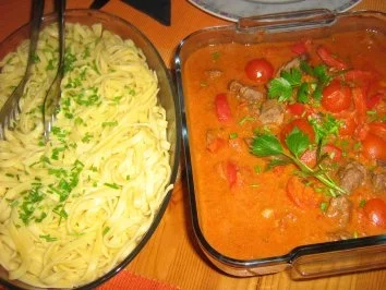 Paprika-Gulasch mit Tomätchen an Tagliatelle - Rezept - Bild Nr. 7