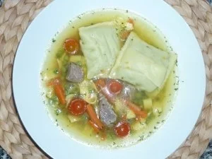 Rezept: Rindfleischsuppe mit Gemüse und Maultaschen Rindfleischsuppe mit Gemüse und Maultaschen - Rezept
