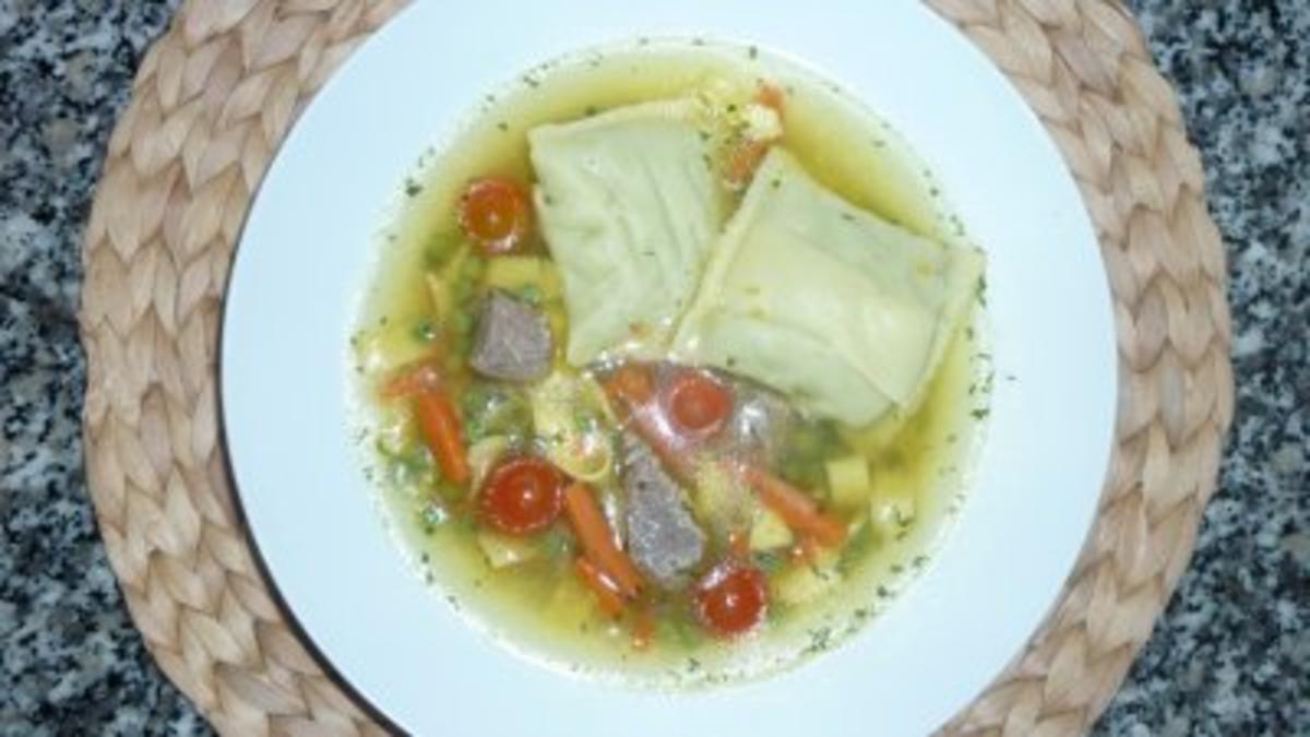 Rindfleischsuppe mit Gemüse und Maultaschen - Rezept - kochbar.de Rindfleischsuppe mit Gemüse und Maultaschen - Rezept - kochbar.de