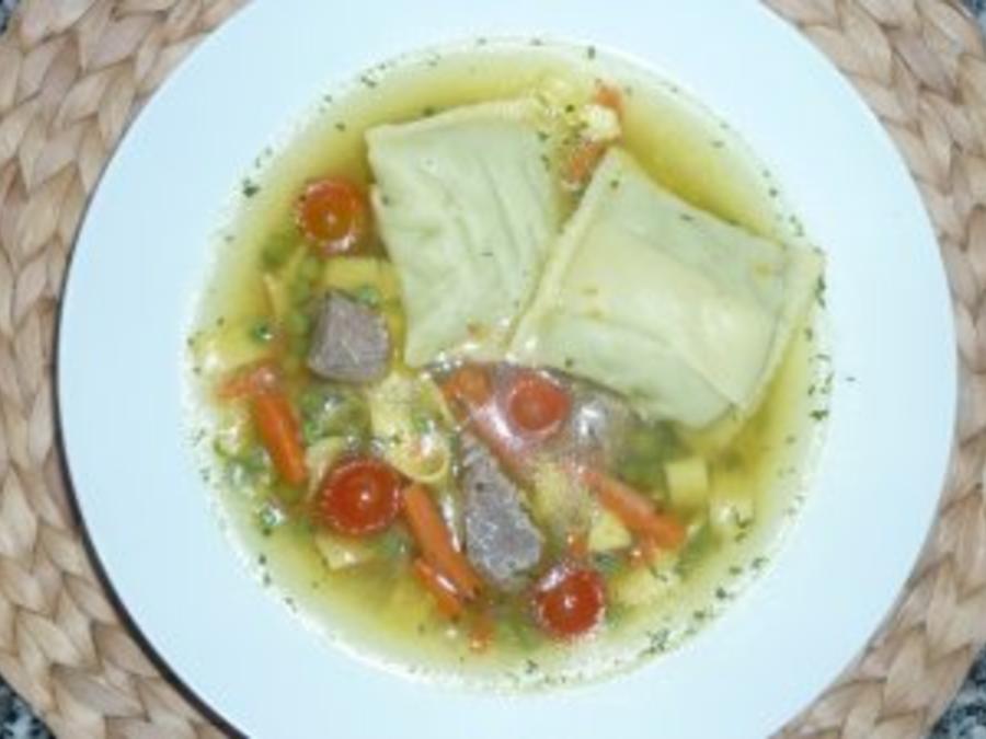 Rindfleischsuppe mit Gemüse und Maultaschen - Rezept - kochbar.de