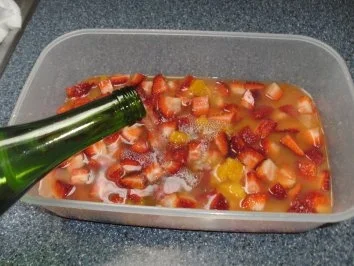 Rezept: Prickelnde Erdbeerbowle Bild Nr. 5 Prickelnde Erdbeerbowle - Rezept - Bild Nr. 5