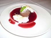 Marinierte Kirschen an warmem Schokoladenküchlein - Rezept