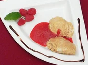 Kalte Moscato-Zabaione mit Amaretti, Himbeeren und Erdbeersalsa - Rezept