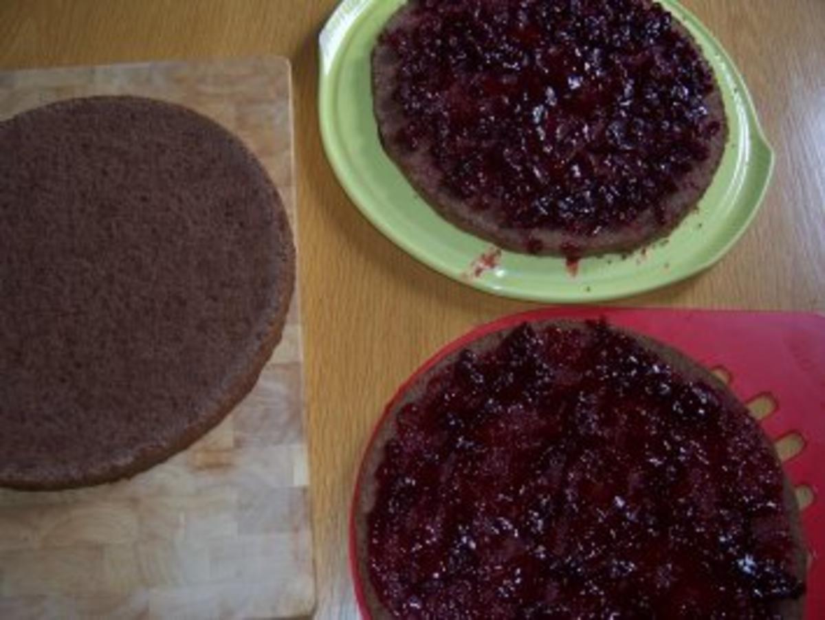 Kuchen/Torte...Schokoladen-Sahne-Torte mit Preiselbeeren - Rezept - Bild Nr. 4