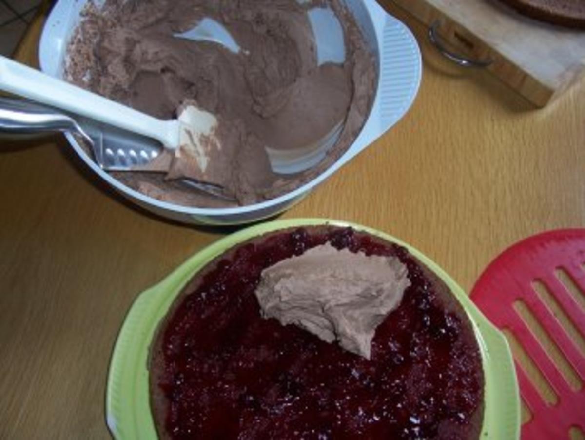Kuchen/Torte...Schokoladen-Sahne-Torte mit Preiselbeeren - Rezept - Bild Nr. 5