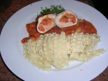 Gefüllte Putenroulade mit Tomaten und Mozzarella nach meiner Art, an Tomatensauce und Reginette - Rezept - Bild Nr. 2