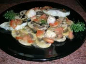 Champignoncarpaccio mit Jakobsmuscheln und kleinen Skreitranchen - Rezept