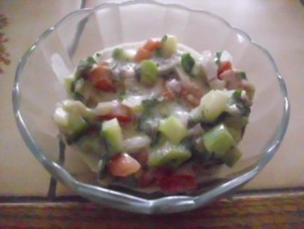 Gurken-Tomaten-Salat mit Knoblauch-Joghurt-Dressing - Rezept