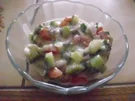 Gurken-Tomaten-Salat mit Knoblauch-Joghurt-Dressing - Rezept