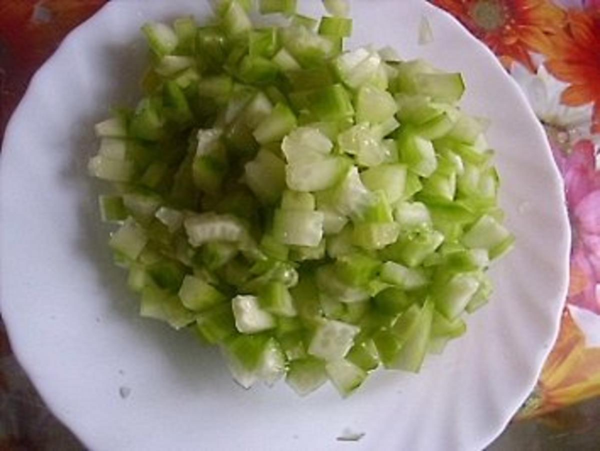 Gurken-Tomaten-Salat mit Knoblauch-Joghurt-Dressing - Rezept - Bild Nr. 2