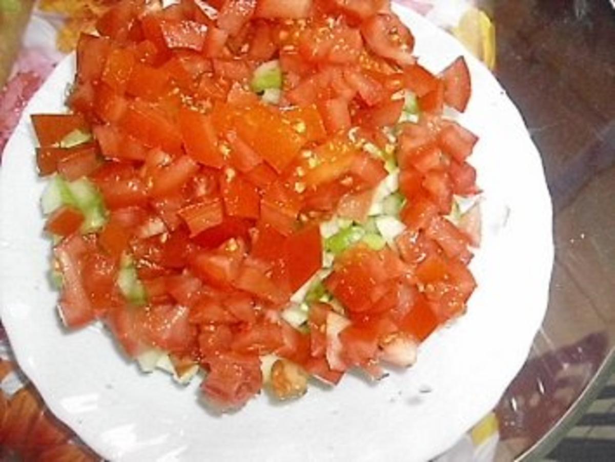 Gurken-Tomaten-Salat mit Knoblauch-Joghurt-Dressing - Rezept - Bild Nr. 3