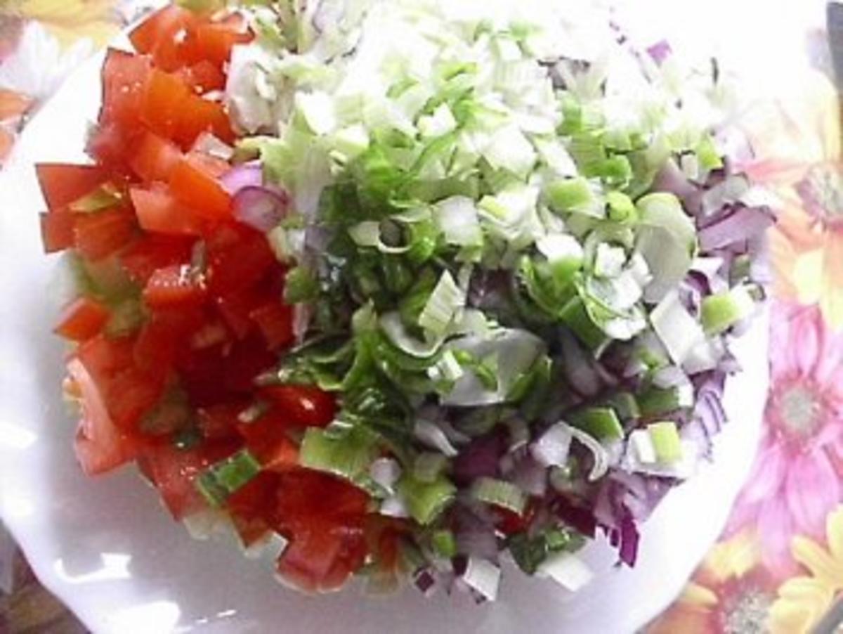 Gurken-Tomaten-Salat mit Knoblauch-Joghurt-Dressing - Rezept - Bild Nr. 4
