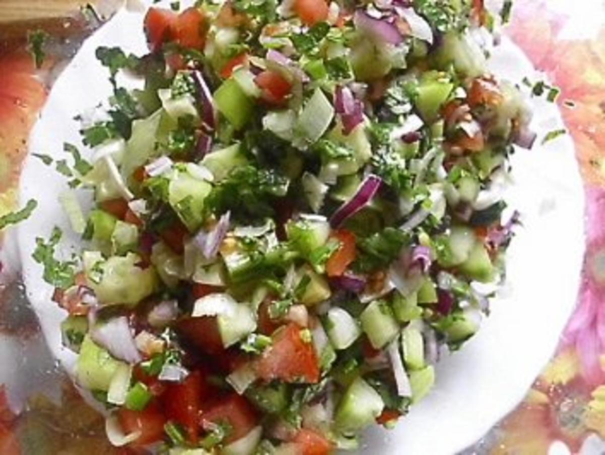 Gurken-Tomaten-Salat mit Knoblauch-Joghurt-Dressing - Rezept - Bild Nr. 5