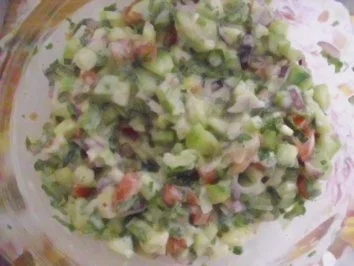 Gurken-Tomaten-Salat mit Knoblauch-Joghurt-Dressing - Rezept - Bild Nr. 7