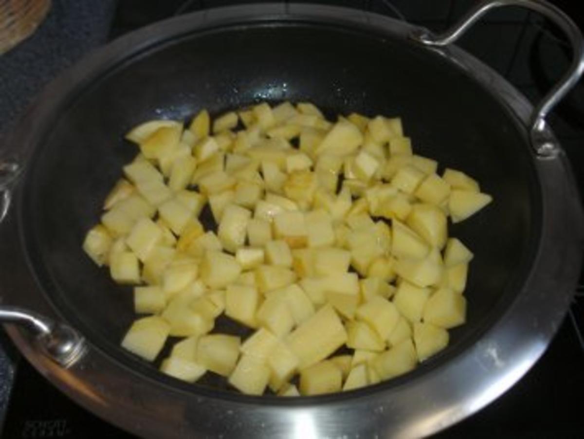 Kartoffel-Gemüsepfanne mit Rostbratwürstchen und Spiegelei... - Rezept - Bild Nr. 2