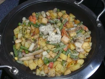 Kartoffel-Gemüsepfanne mit Rostbratwürstchen und Spiegelei... - Rezept - Bild Nr. 3