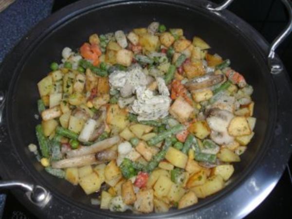 Kartoffel-Gemüsepfanne mit Rostbratwürstchen und Spiegelei... - Rezept ...