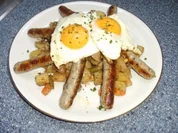 Kartoffel-Gemüsepfanne mit Rostbratwürstchen und Spiegelei... - Rezept