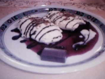 Vanille-Quark-Mousse-Nockerln auf Zimt-Kirsch-Spiegel - Rezept